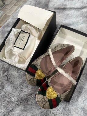 Kids Gucci Beige GG Canvas Mary Jane Flats with Gold Heart and Green-Red Stripe